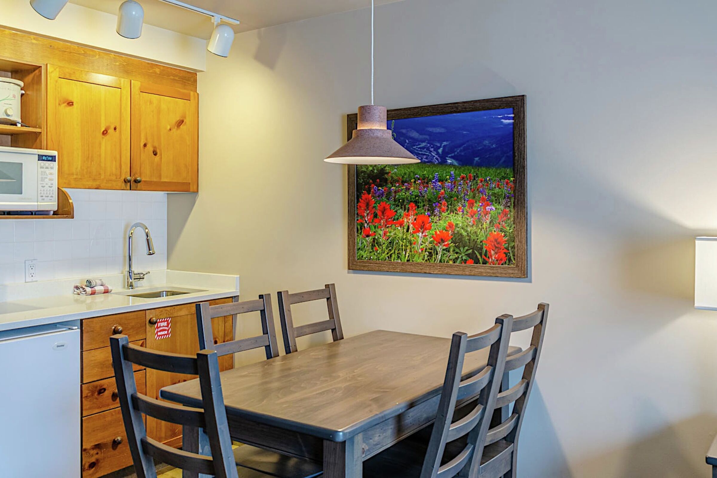#314 - Studio Dining Area & Kitchen