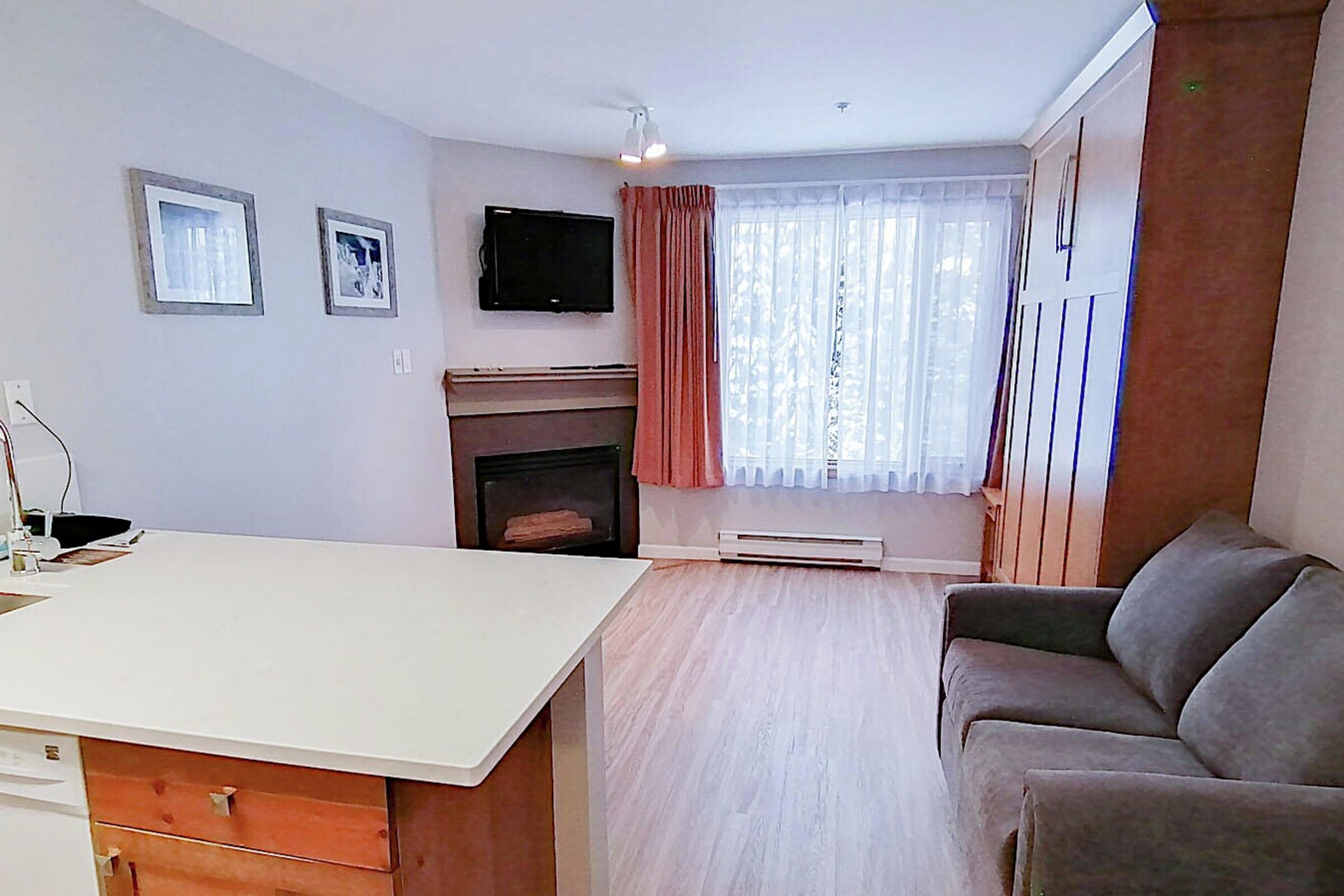 #259 - Studio Living Area