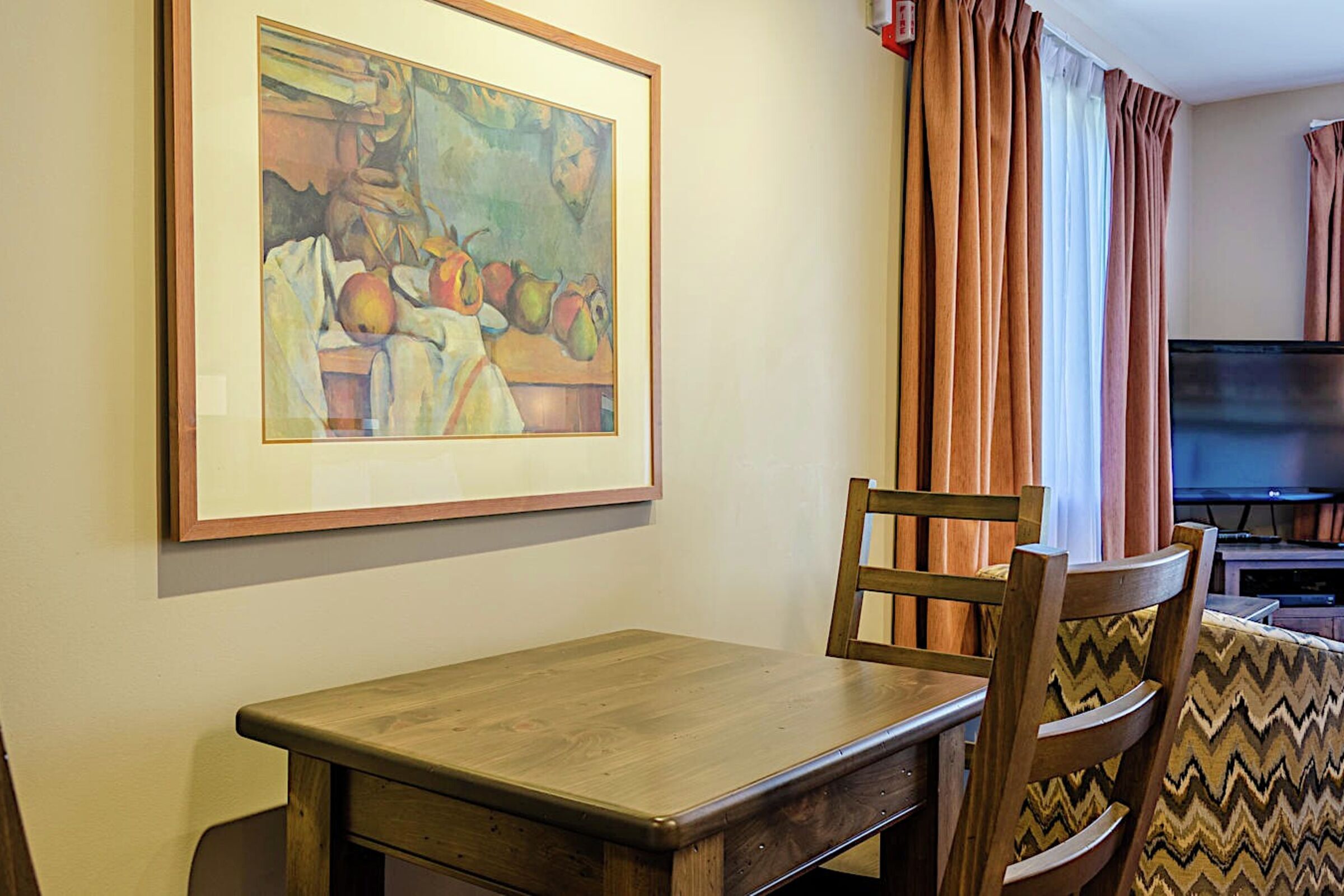 #264 - Studio Dining Area