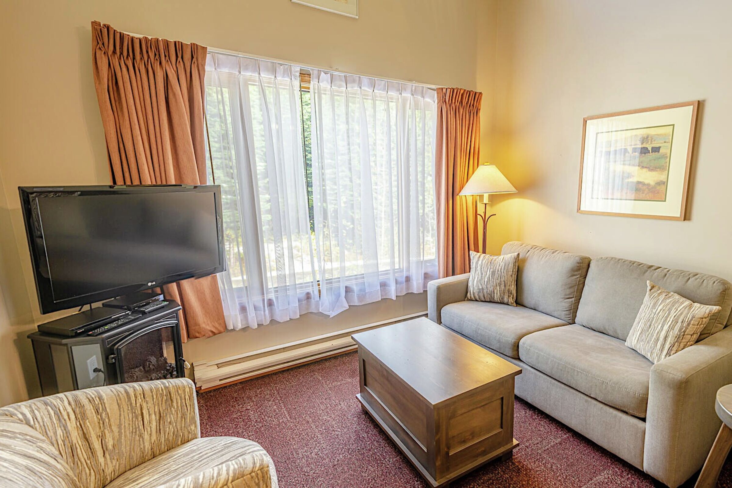 #433 - Studio Living Area