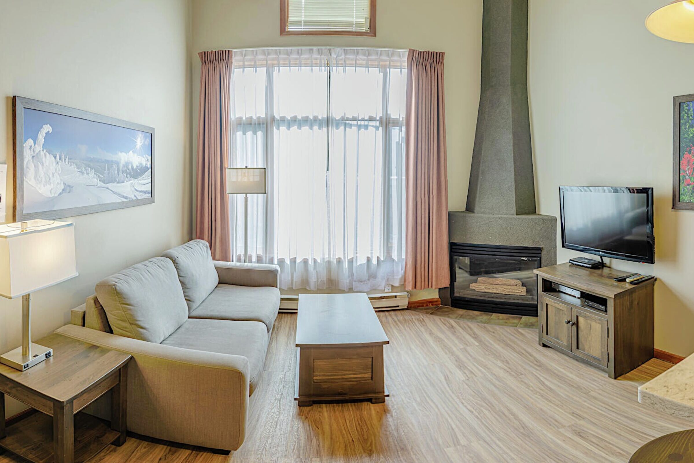 #438 - Studio Living Area