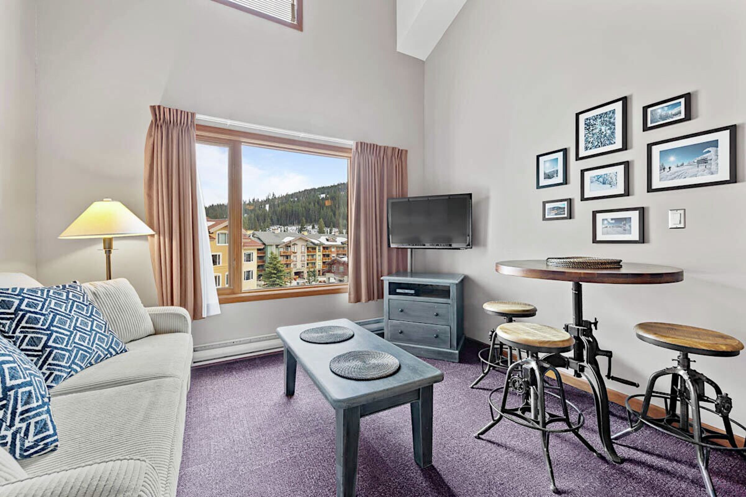 #422 - Studio Living Area