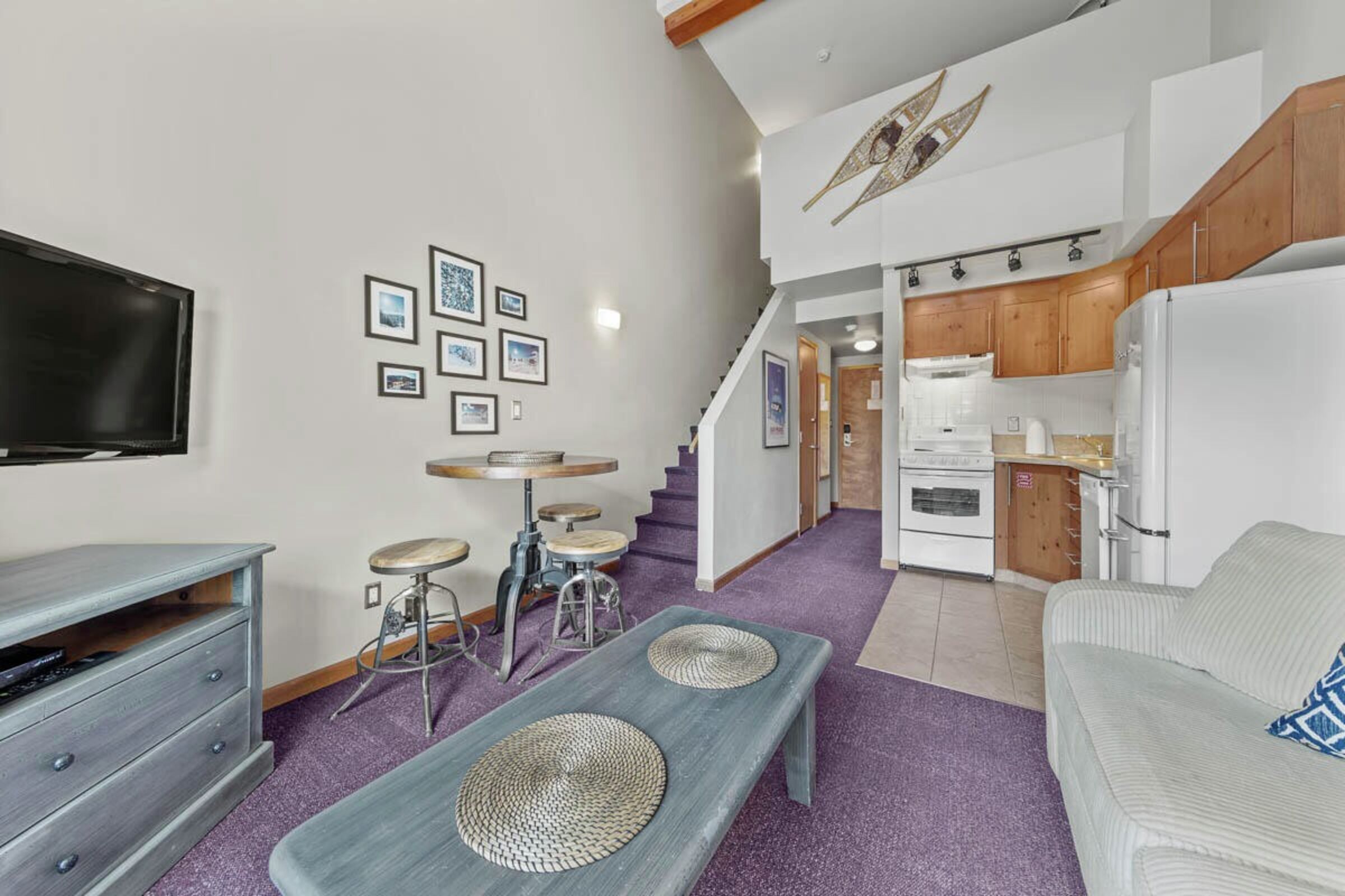 #422 - Studio Living Area