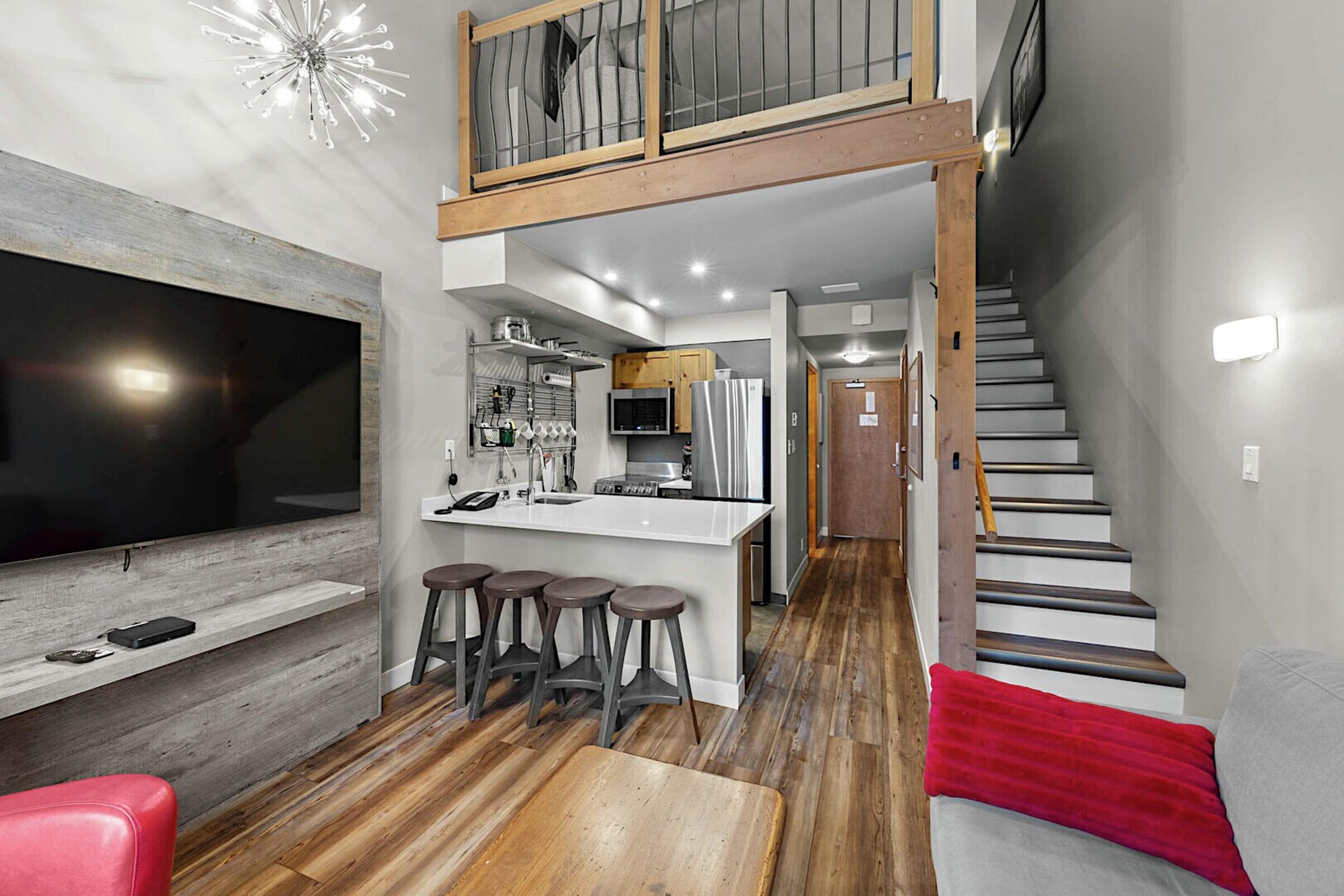 #453 - Studio Living Area