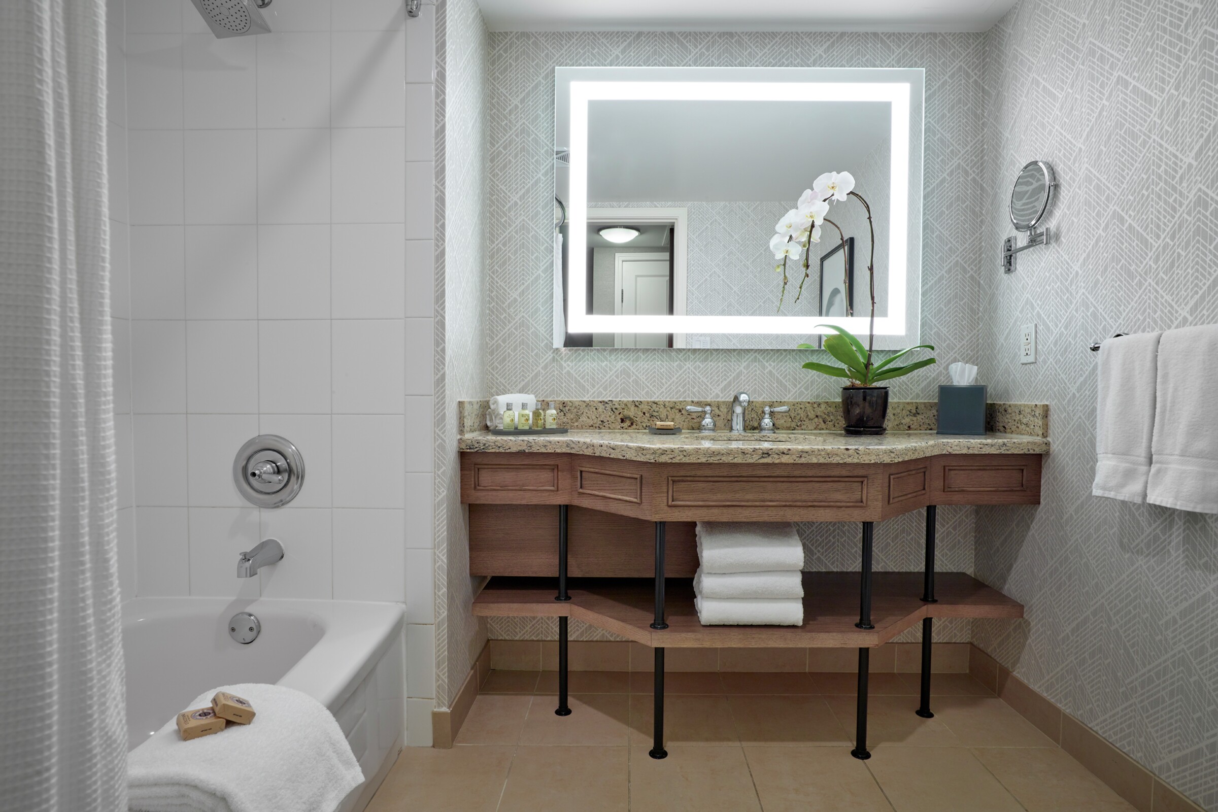 Deluxe King Room Bathroom