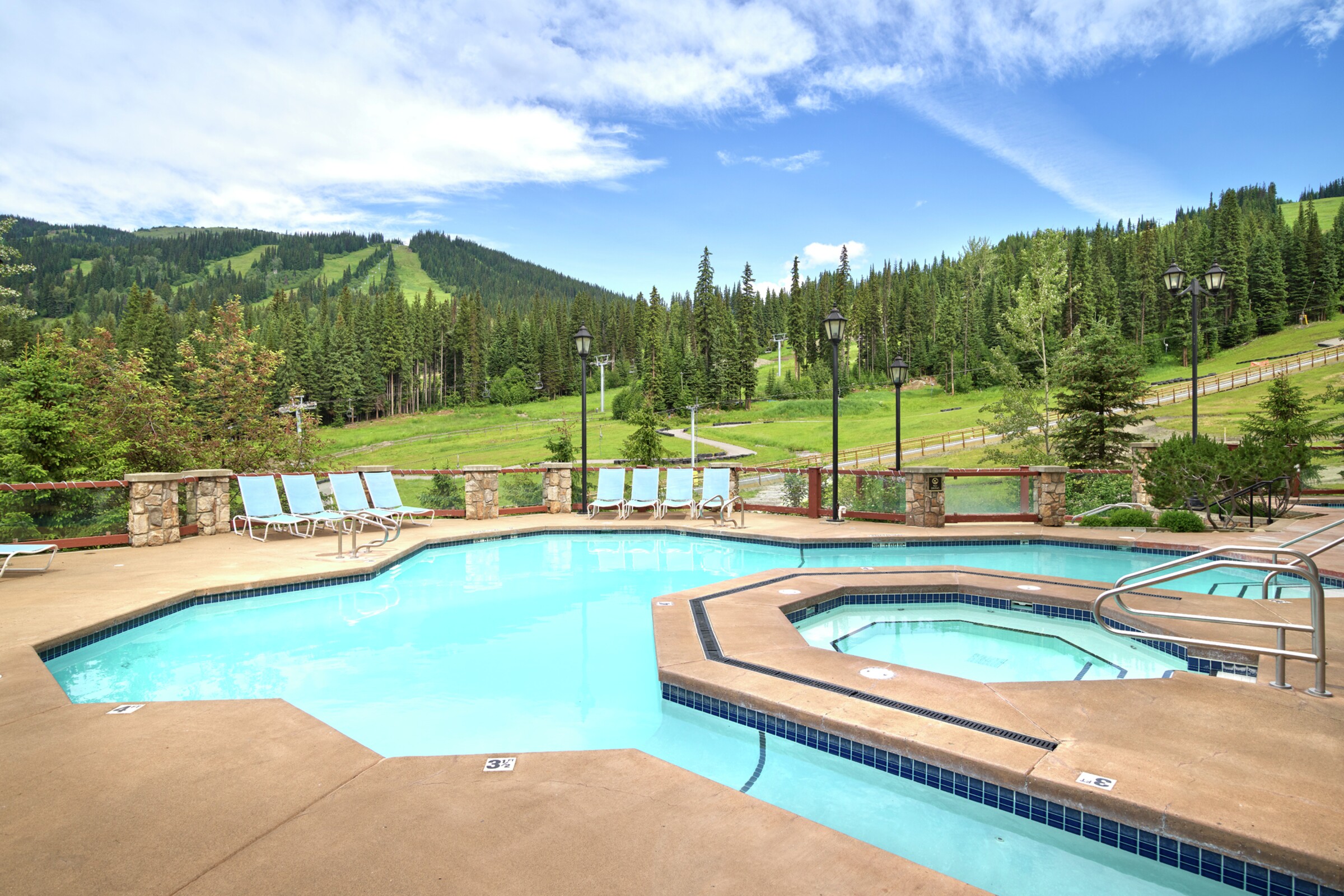 Outdoor Hot Tub & Pool