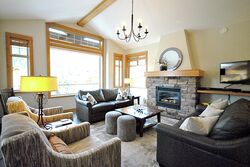 3 Bdrm + Den HT - White Pines Chalet - Living Room