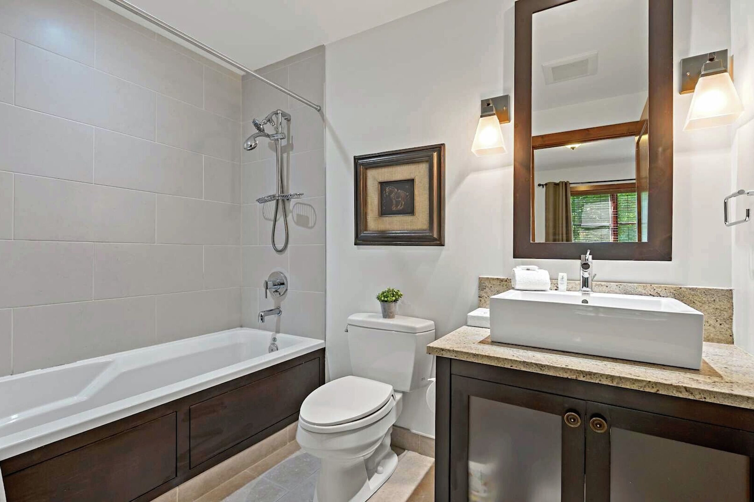 #1500-04 - Ensuite Bathroom