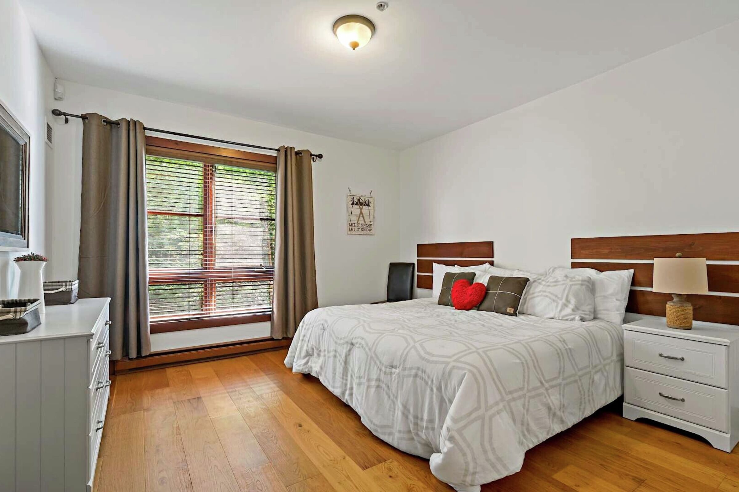 #1500-04 - Bedroom