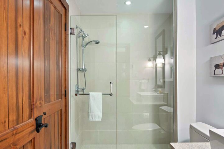 #1500-10 - Ensuite Bathroom