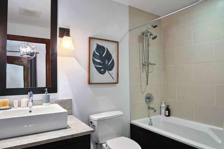 #1500-10 - Master Ensuite Bathroom