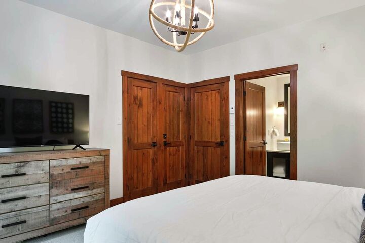 #1500-10 - Master Bedroom