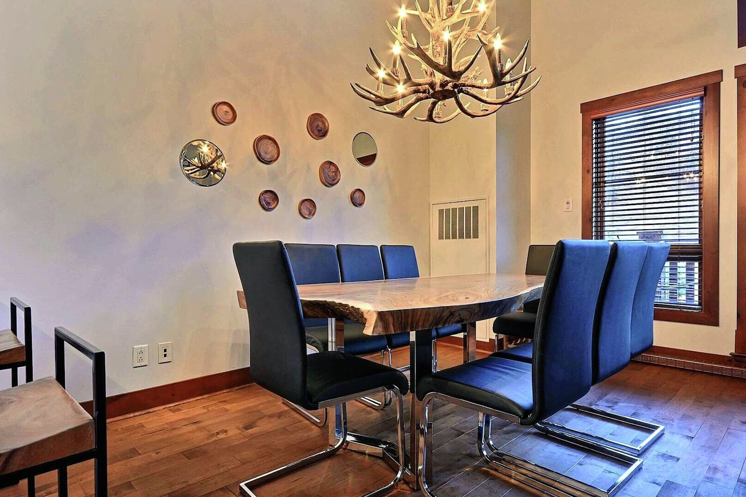 #1510-18 - Dining Area