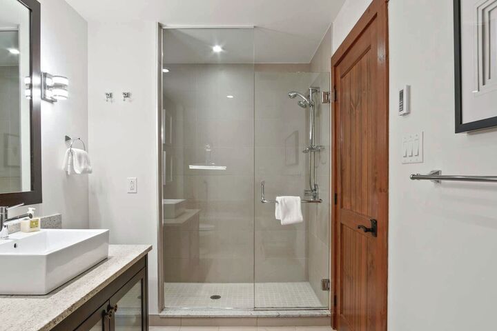#1520-13 - Master Ensuite Bathroom