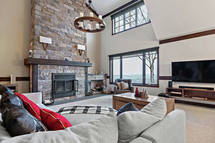 #124-09 - Living Area