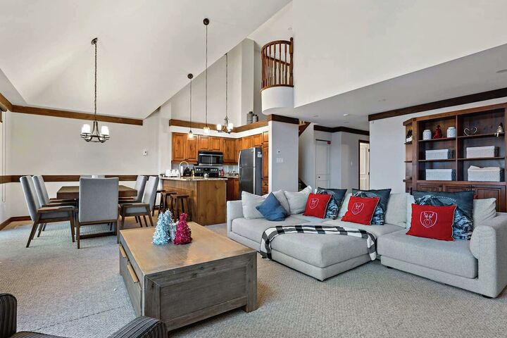 #124-09 - Living Area