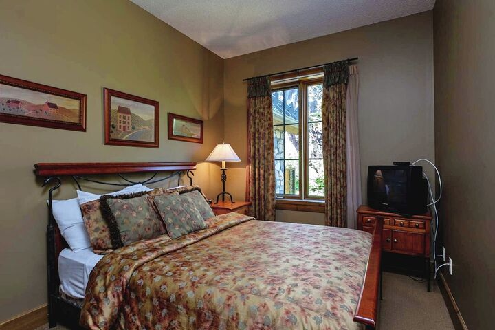 #172-05 - Bedroom