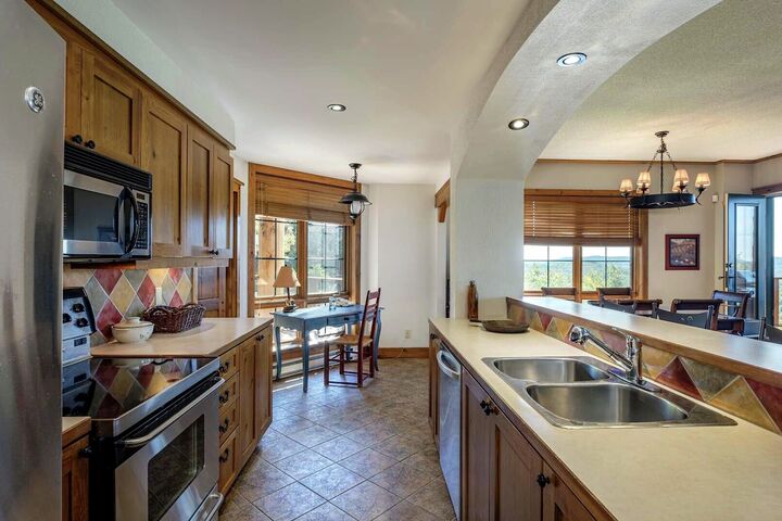 #172-05 - Kitchen