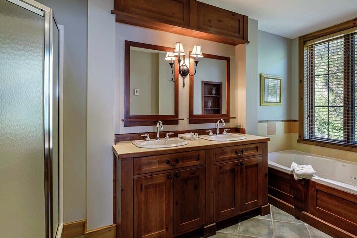 #172-05 - Master Ensuite Bathroom