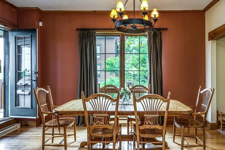 #150-08 - Dining Area