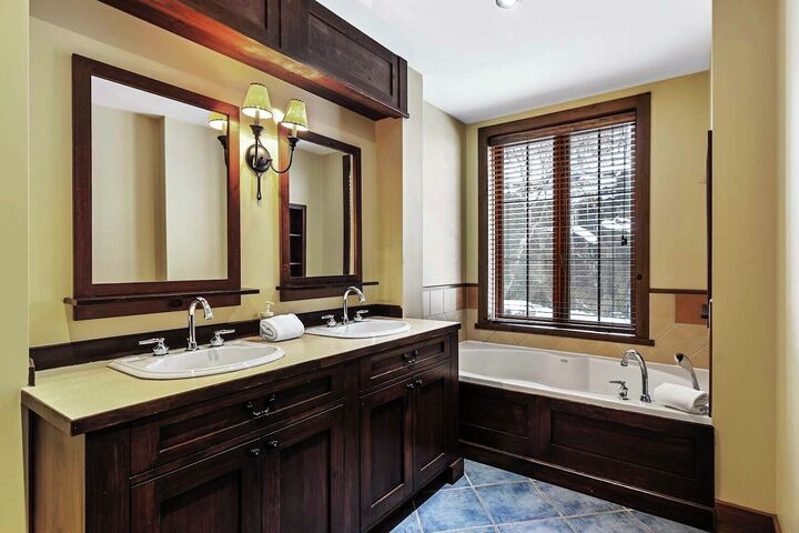 #152-05 - Master Ensuite Bathroom