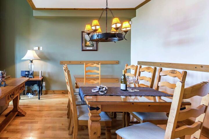 #140-03 - Dining Area