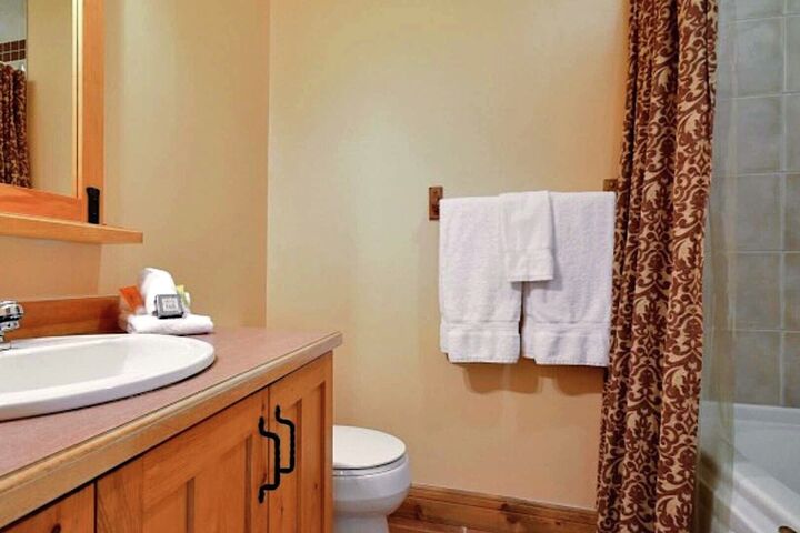 #138-06 - Master Ensuite Bathroom