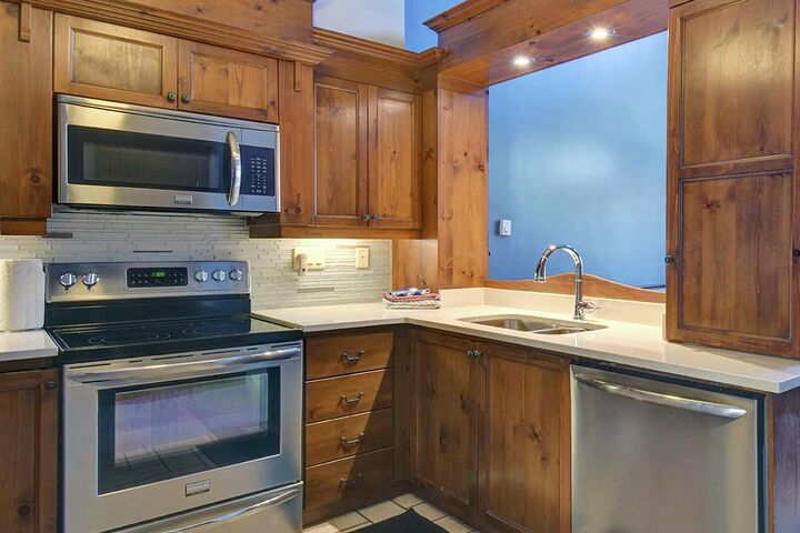 #102-08 - Kitchen