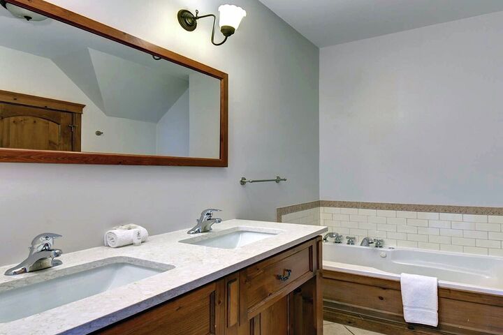 #100-10 - Master Ensuite Bathroom