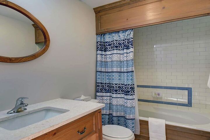 #100-10 - Bathroom