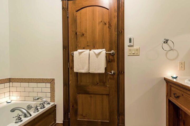 #110-08 - Master Bathroom