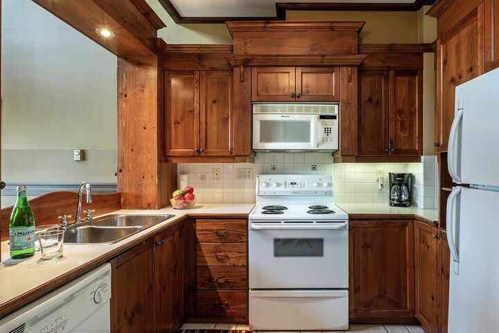 #120-04 - Kitchen