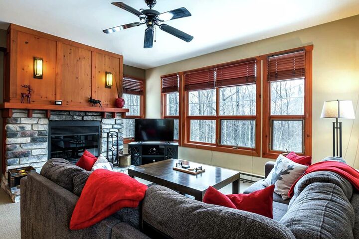 #201-02 - Living Area