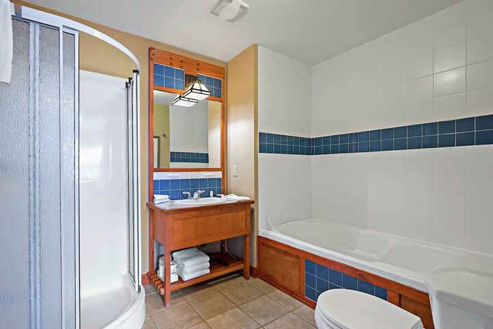#235-04 - Master Ensuite Bathroom