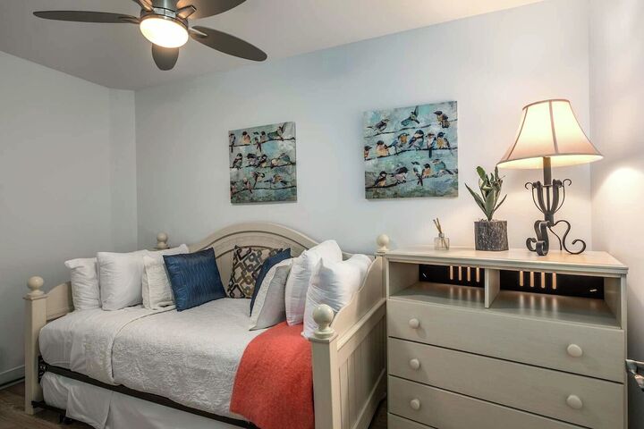 #229-04 - Den with Daybed