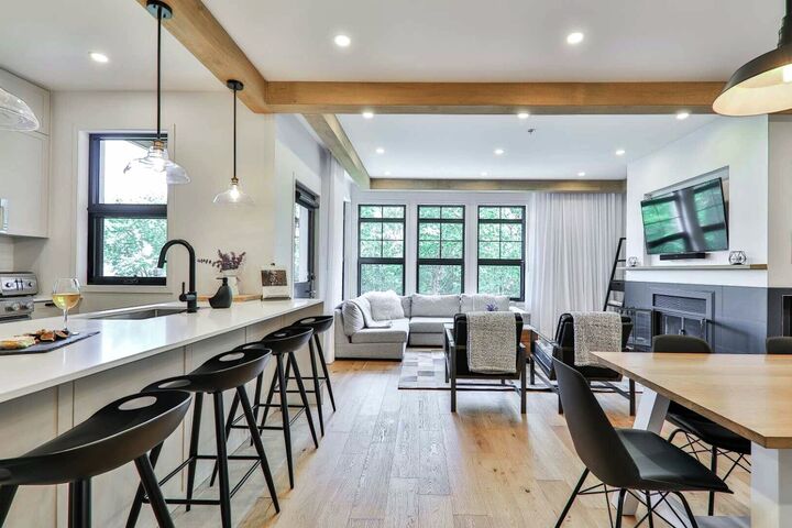 #215-04 - Living Area