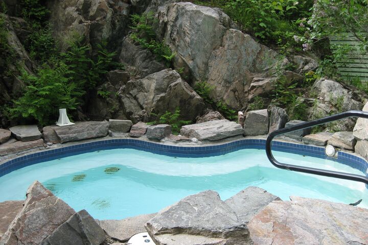 Outdoor Pool & Hot Tub
