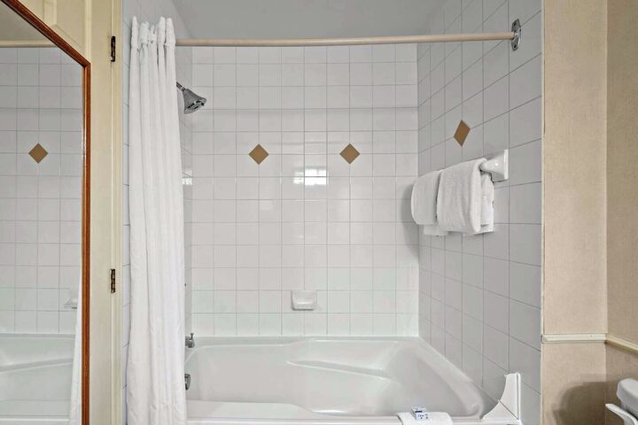 #320 - Ensuite Bathroom