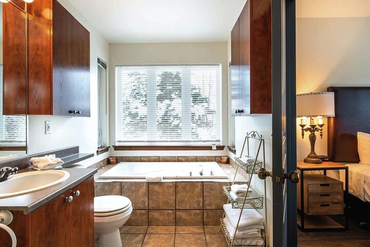 #1716 - Master Ensuite Bathroom