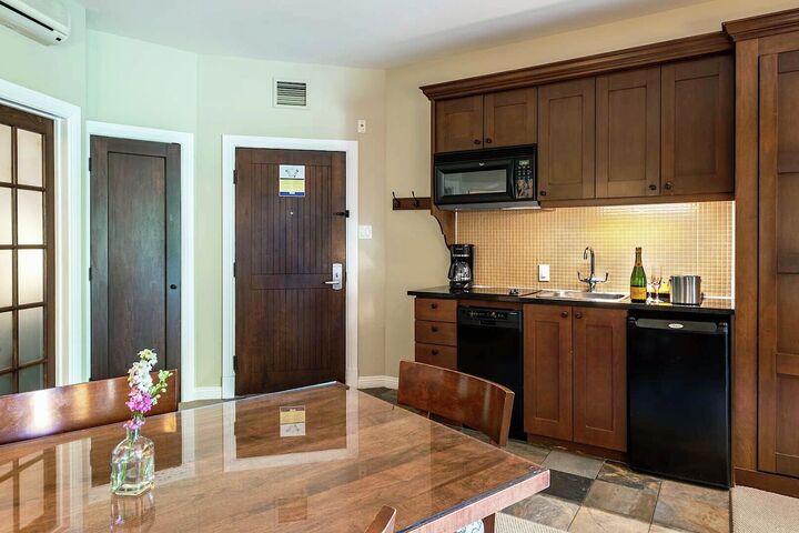 Dining Area & Kitchenette