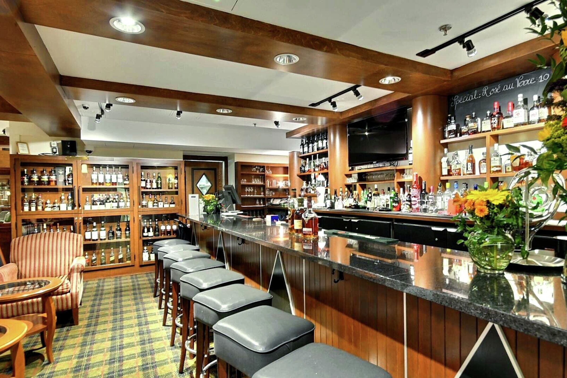 Bar & Lounge