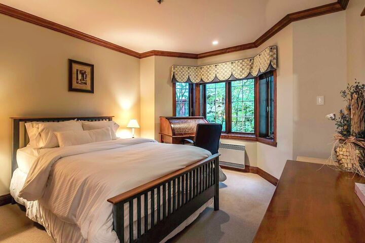 #95-02 - Bedroom