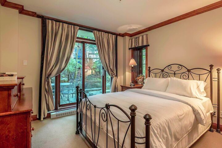 #95-02 - Bedroom