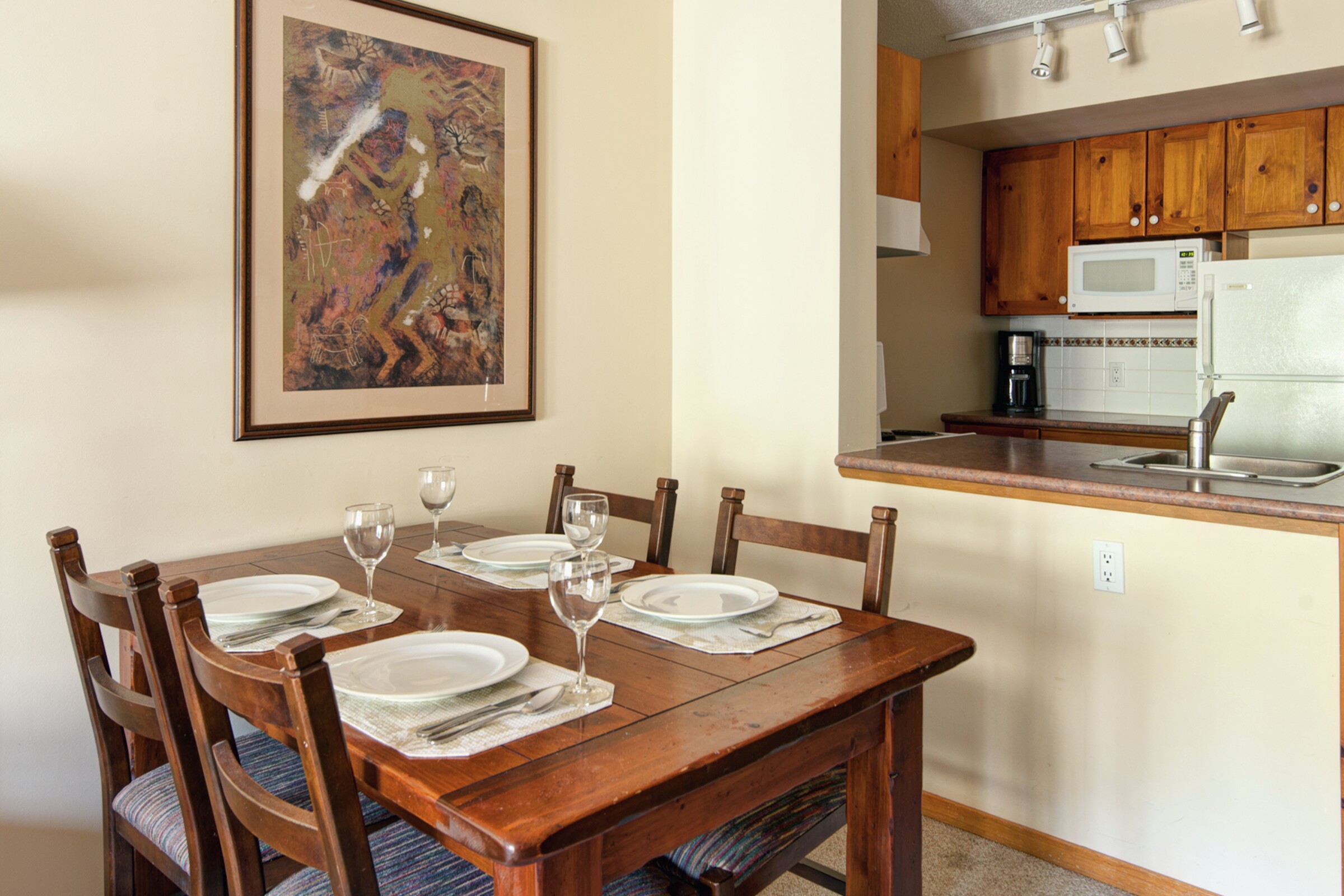 Ski Tip Lodge - Studio Dining Room & Kitchen