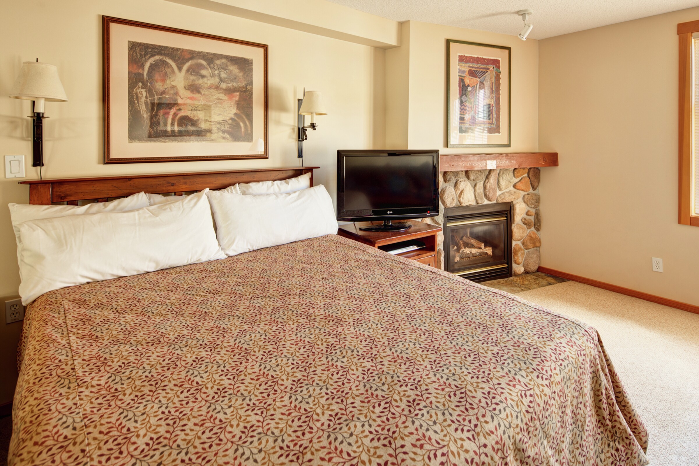 Ski Tip Lodge - Studio Sleeping Area