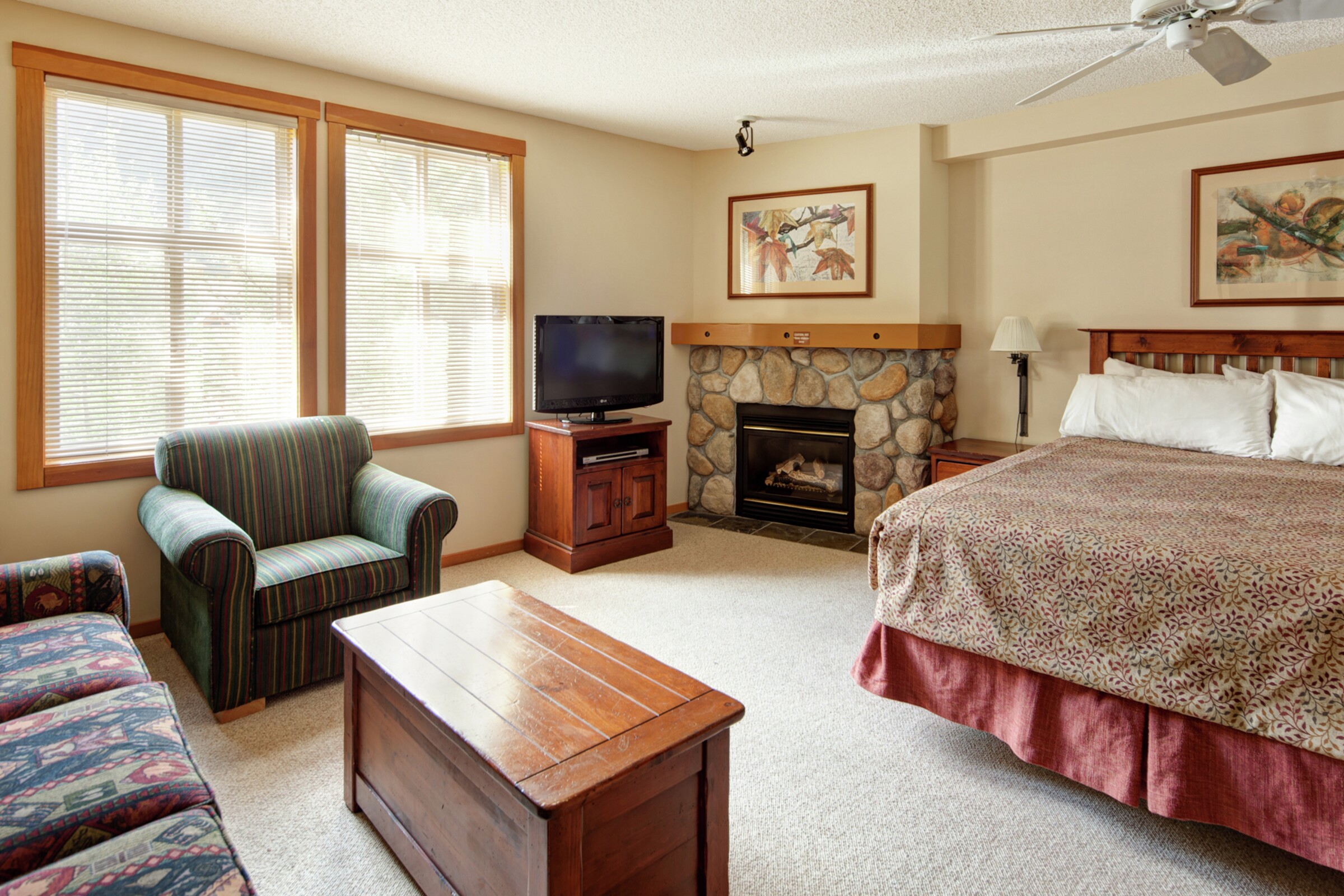 Tamarack Lodge - Studio Sleeping Area