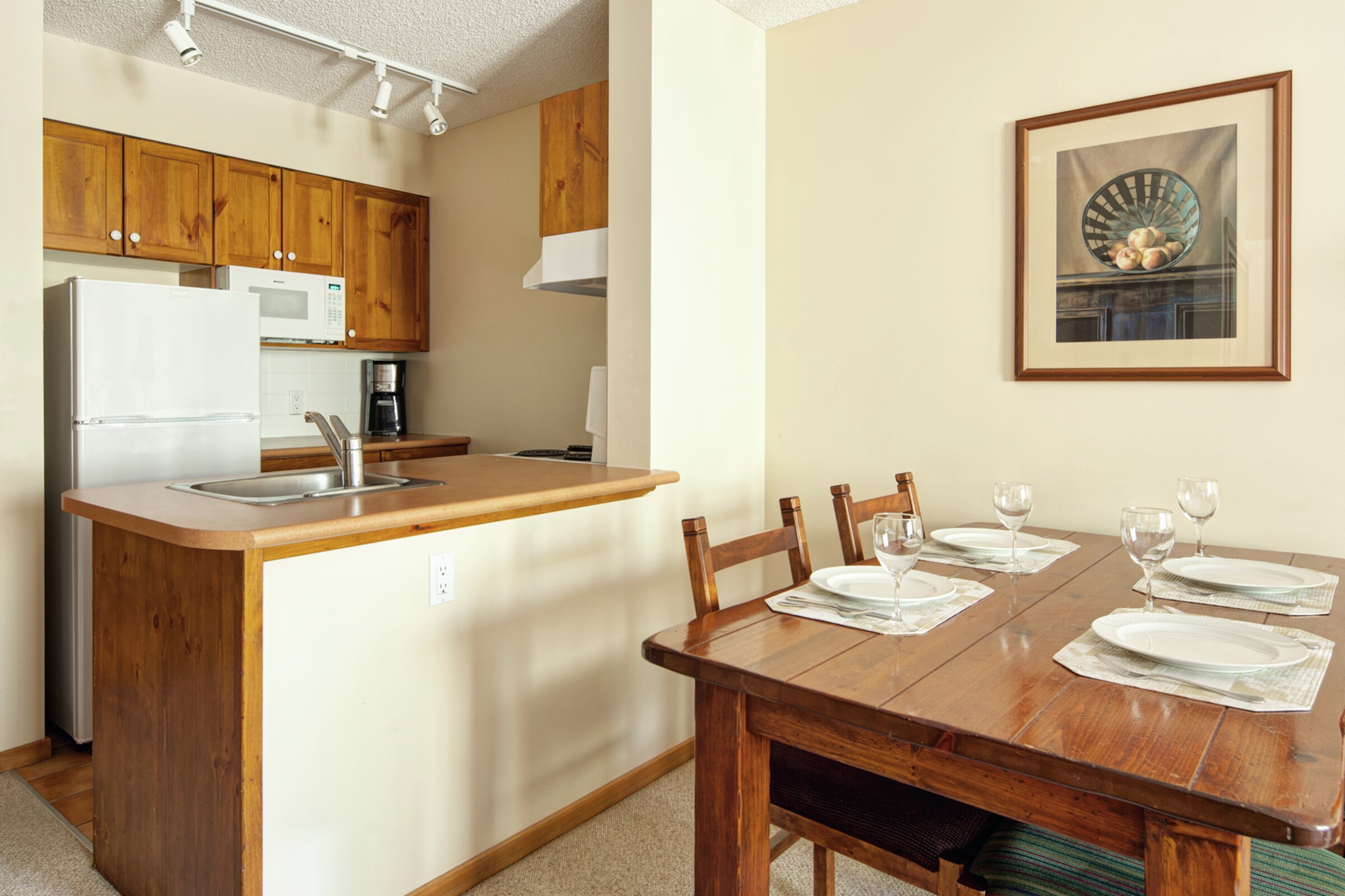Tamarack Lodge - Studio Dining Room & Kitchen