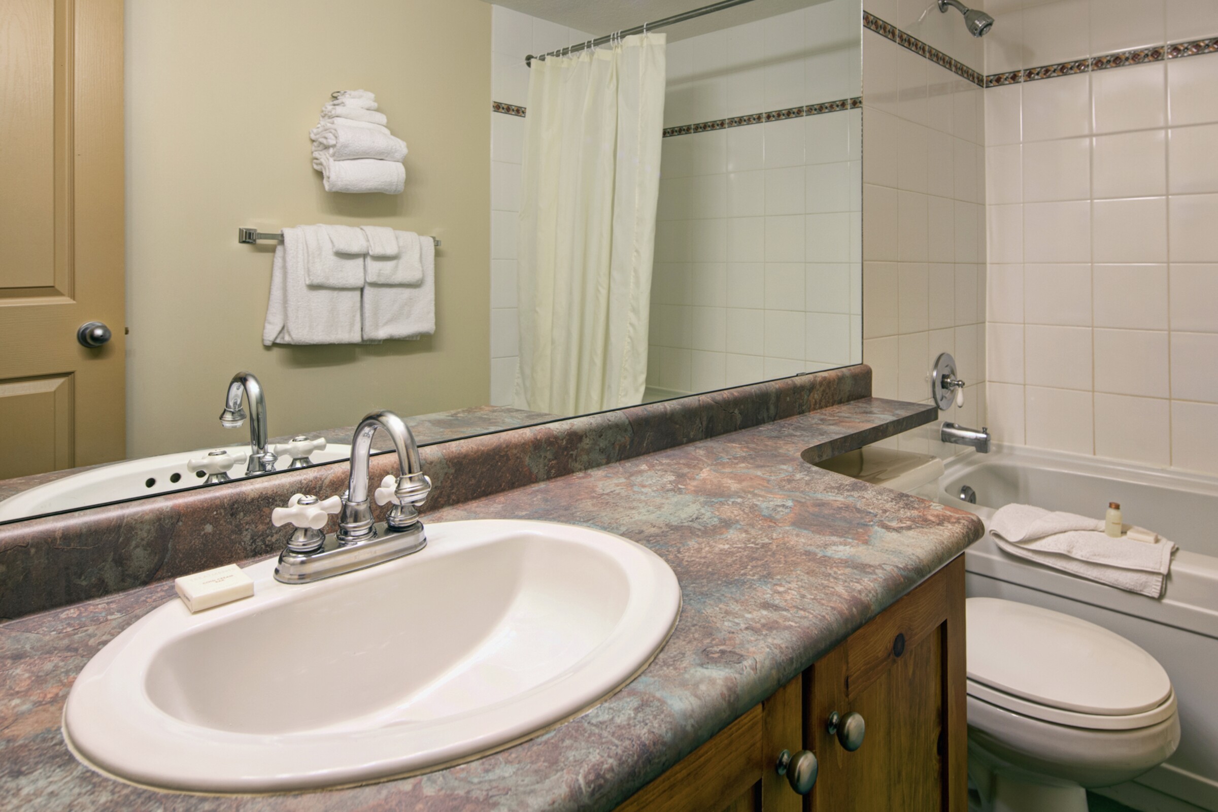 Ski Tip Lodge - Bathroom
