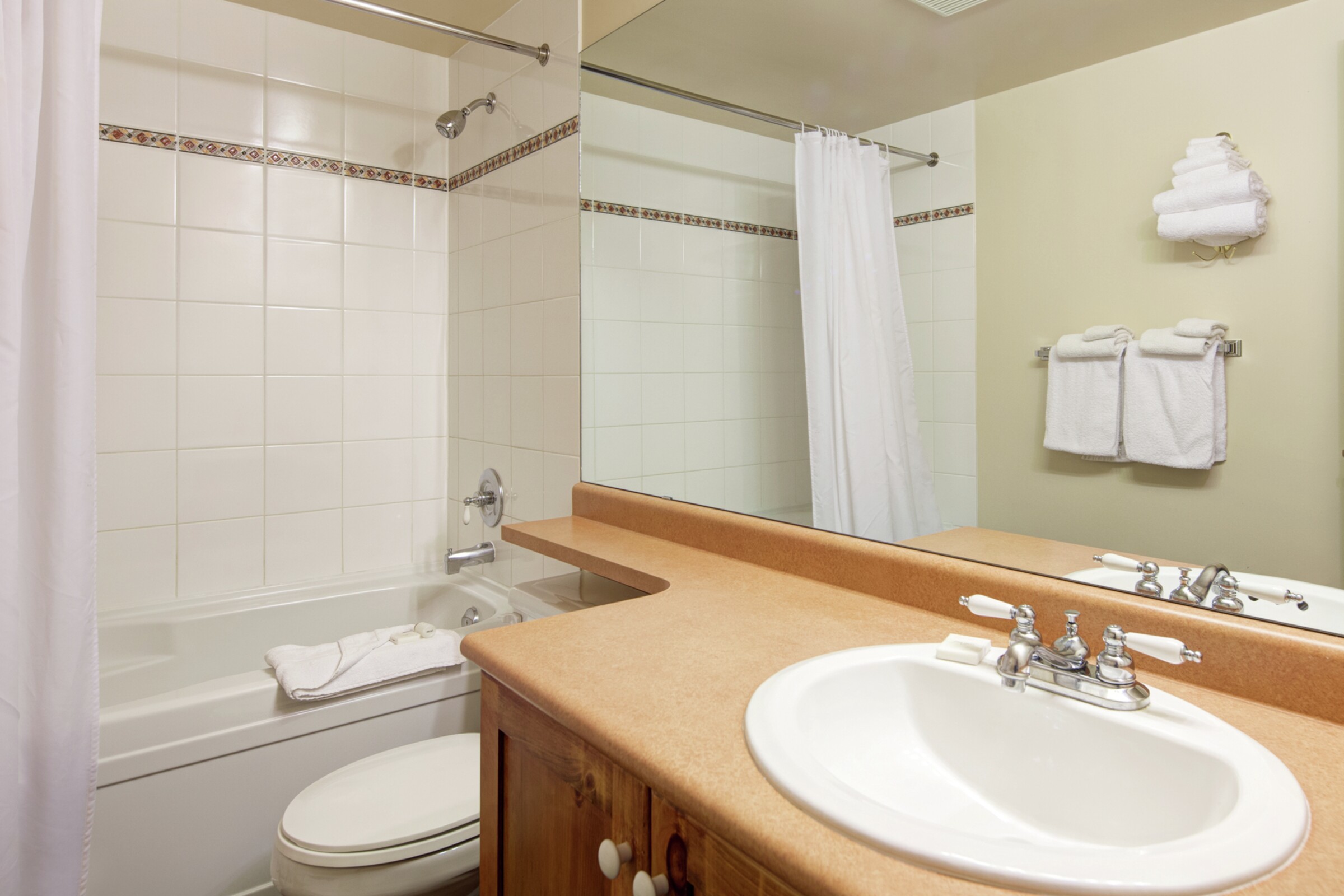 Tamarack Lodge - Bathroom