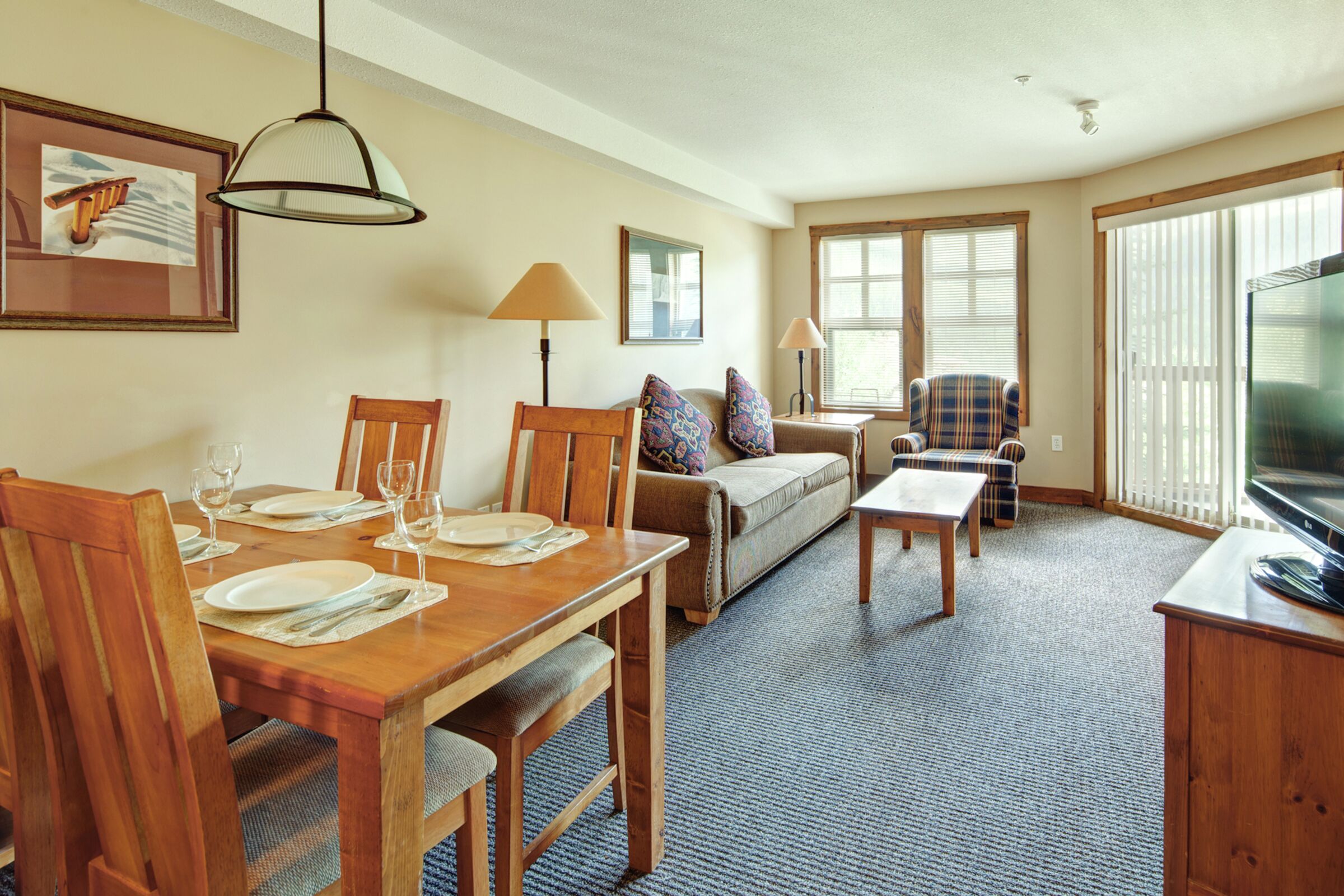 Taynton Lodge - Living Room & Dining Room